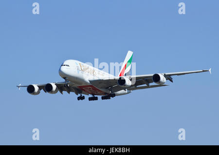 PECHINO-MAGGIO 10. Emirates Airbus A380-861 A6-EDR atterraggio. Aeratore a quattro motori a doppio ponte, a cassone largo. Il più grande aereo di linea al mondo per passeggeri. Foto Stock