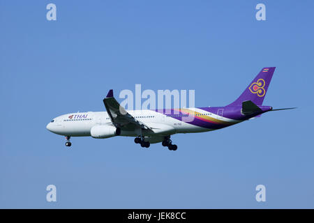 PECHINO-LUGLIO 5. Thai Airways Airbus 330-343X, HS-TEQ atterraggio. Un aereo a due motori a grande scocca, portata 7,400-13,430 KM, può ospitare 335 passeggeri. Foto Stock