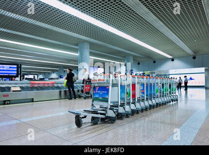 PECHINO-6 MAGGIO 2014. Ritiro bagagli Beijing Capital Airport. E' il secondo aeroporto più trafficato al mondo in termini di velocità di trasporto passeggeri. Foto Stock