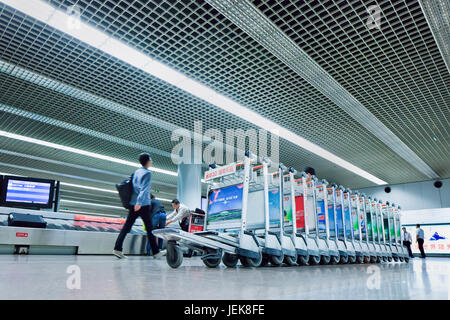 PECHINO-6 MAGGIO 2014. Ritiro bagagli Beijing Capital Airport. E' il secondo aeroporto più trafficato al mondo in termini di velocità di trasporto passeggeri. Foto Stock