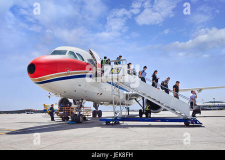 PECHINO-27 MAGGIO 2014. I passeggeri escono dall'aereo all'aeroporto di Pechino. L'economia cinese è ora la seconda più grande del mondo. Foto Stock