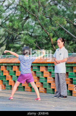 PECHINO-SEPT. 1. Zhao su, di nove anni, pratica le basi di Tai Chi. Tai Chi Chuan significa ‘Ssupreme Ultimate Fist’. Foto Stock