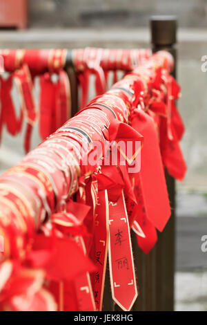 PECHINO-30 LUGLIO 2012. Wishing Ribbons il 30 luglio 2012 a Bejing. Secondo una vecchia tradizione buddista adoratori acquistare nastri desiderosi. Foto Stock