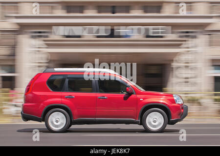 PECHINO-30 MARZO 2016. Red Nissan X Trail SUV passando un hotel nel centro della città di Pechino. Foto Stock