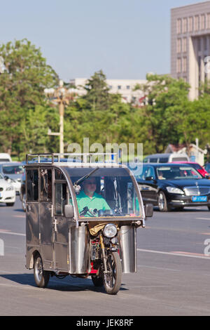 PECHINO-29 MAGGIO 2013. Triciclo mototaxi centro. Questo piccolo taxi è simile a Thailand Tuk Tuks, Philippines Tricycles e Vietnam Cyclos. Foto Stock