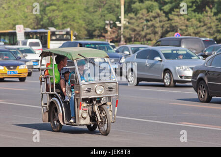 PECHINO-29 MAGGIO 2013. Triciclo mototaxi centro. Questo piccolo taxi è simile a Thailand Tuk Tuks, Philippines Tricycles e Vietnam Cyclos. Foto Stock