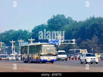 PECHINO-1 GIUGNO. Autobus su Changan Avenue, trasporto pubblico a Pechino. Attualmente, oltre 24,000 autobus e 70,000 taxi sono in funzione ogni giorno in tutta la città. Foto Stock