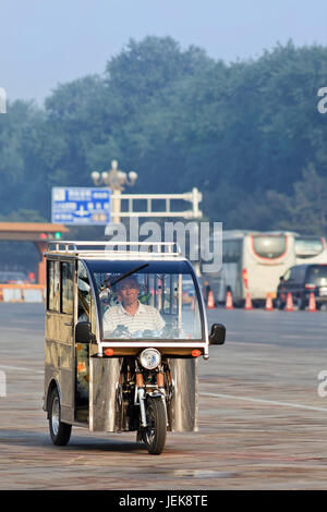 PECHINO-1 GIUGNO 2013. Triciclo a motore taxi in prima mattina. Sono simili ai Tuk Tuk Tuk, alle Filippine Tricicles e al Vietnam Cyclos. Foto Stock