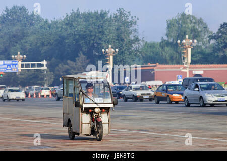 PECHINO-1 GIUGNO 2013. Triciclo a motore taxi in prima mattina. Sono simili ai Tuk Tuk Tuk, alle Filippine Tricicles e al Vietnam Cyclos. Foto Stock