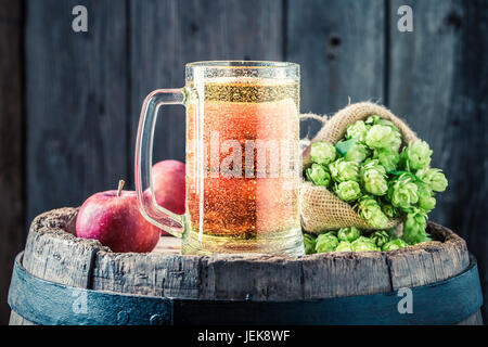 Primo piano della birra sidro di mele, luppolo e grano Foto Stock