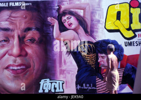 L'uomo pittura film di Bollywood palizzata Mumbai Maharashtra, India, Asia Foto Stock