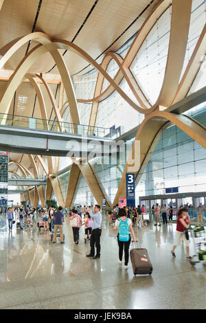 KUNMING-luglio 14, 2014. Gli spaziosi interni di Kunming Changshui Aeroporto internazionale con i viaggiatori a piedi attorno a. Essa è il principale aeroporto che serve K Foto Stock