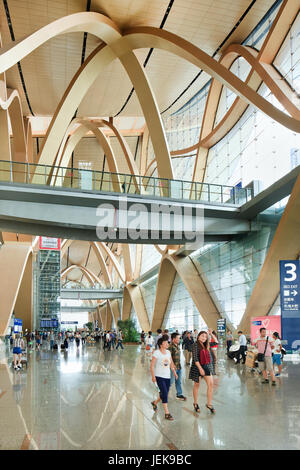 KUNMING-luglio 14, 2014. Gli spaziosi interni di Kunming Changshui Aeroporto internazionale con i viaggiatori a piedi attorno a. Essa è il principale aeroporto che serve K Foto Stock