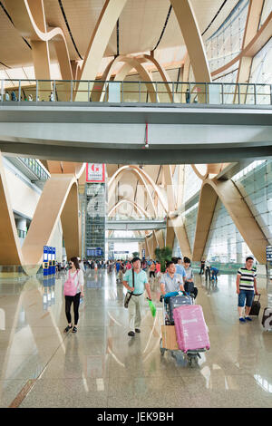 KUNMING-luglio 14, 2014. Gli spaziosi interni di Kunming Changshui Aeroporto internazionale con i viaggiatori a piedi attorno a. Essa è il principale aeroporto che serve K Foto Stock