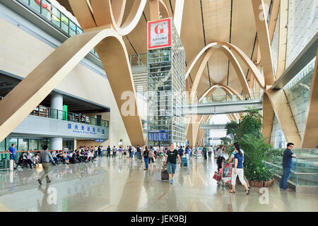 KUNMING-luglio 14, 2014. Gli spaziosi interni di Kunming Changshui Aeroporto internazionale con i viaggiatori a piedi attorno a. Essa è il principale aeroporto che serve K Foto Stock