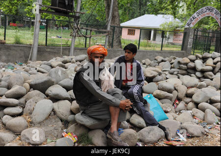 Uomo seduto sulla roccia, Srinagar, Jammu Kashmir, India, Asia Foto Stock