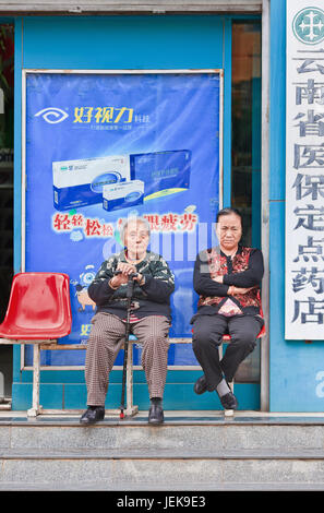 KUNMING-30 GIUGNO 2014. Anziani di fronte al negozio di farmacia. La popolazione anziana (di 60 anni o più) in Cina è 128 milioni, una su dieci persone. Foto Stock