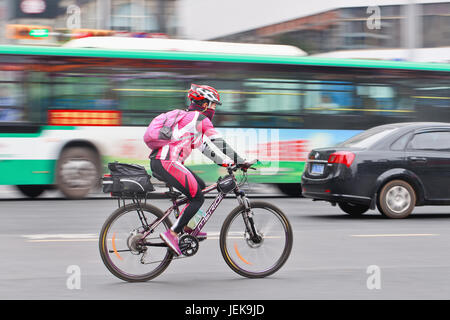 KUNMING-5 LUGLIO 2014. Donna sportiva sulla moto Merida. Merida è un produttore taiwanese di biciclette e accessori. Foto Stock