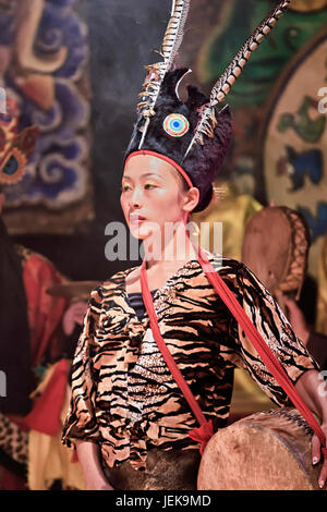 LIJIANG-CINA-SETTEMBRE. 23, 2006. Spettacolo di Cultura musicale Naxi a Lijiang. Si tratta di una rappresentazione della minoranza Naxi con strumenti tradizionali cinesi. Foto Stock