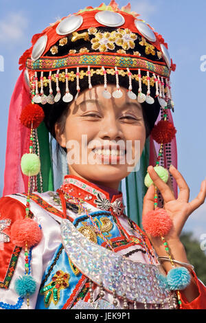 LONGJI-CINA-SETTEMBRE. 16, 2006. Zhuang minority girls il 16 settembre 2006 in Longji. Le ragazze della minoranza Zhuang posano nell'abito tradizionale per i turisti. Foto Stock