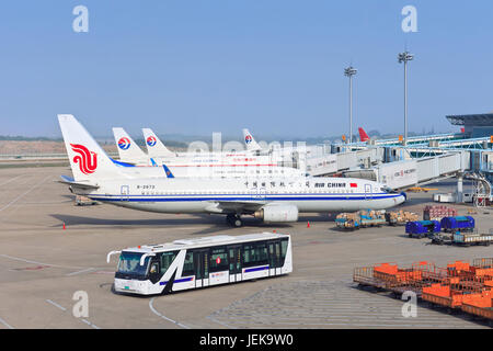 NANJING, 27 MAGGIO 2014. Gli aerei parcheggiati all'aeroporto internazionale Lukou di Nanjing sono composti da due terminal, due piste 3600m, due torri di controllo. Foto Stock