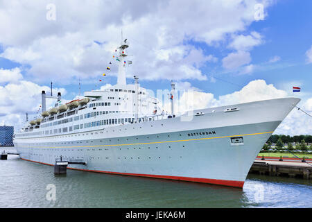 ROTTERDAM-AGO. 7, 2012. SS Rotterdam a Rotterdam, la nave ammiraglia della linea Holland-America, di 228 metri e 13 piani. Foto Stock