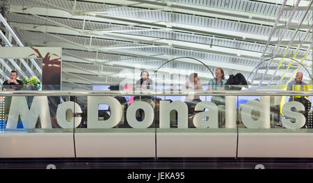 SCHIPHOL - 23 OTTOBRE 2015. Outlet di Macdonald. Lo scorso anno il franchising McDonald’s festeggia i 45 anni di servizio alla comunità olandese. Foto Stock
