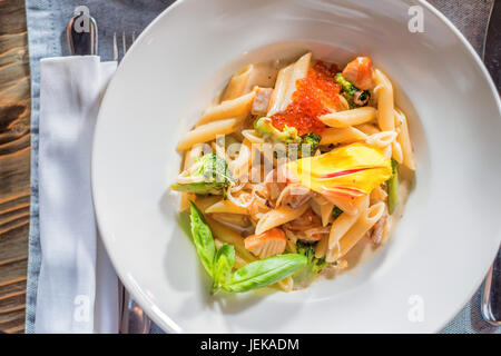 Delizioso salmone penne Foto Stock