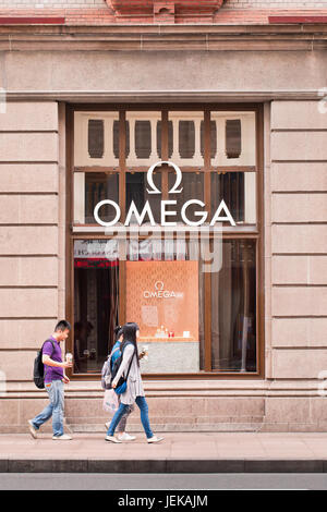 Uscita Omega in Shanghai city centre. Omega orologi sono stati la scelta della NASA e il primo orologio sulla luna nel 1969. Foto Stock