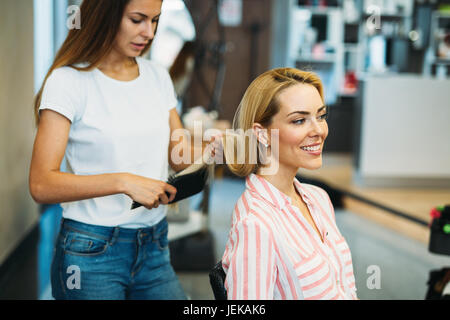 Ritratto di giovane e bella donna getting scarto nel salone di bellezza Foto Stock