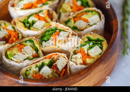 Vegano sano tofu tortilla avvolge con tofu e verdure. Amore per un sano cibo crudo concetto. Foto Stock