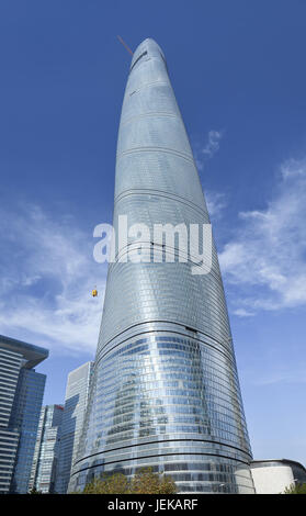 La 632m Shanghai Torre contro un cielo blu. Esso è il più alto in Cina e il secondo al mondo. Design by Gensler, Foto Stock