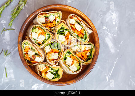 Vegano sano tofu tortilla avvolge con tofu e verdure, vista dall'alto. Amore per un sano cibo crudo concetto. Foto Stock