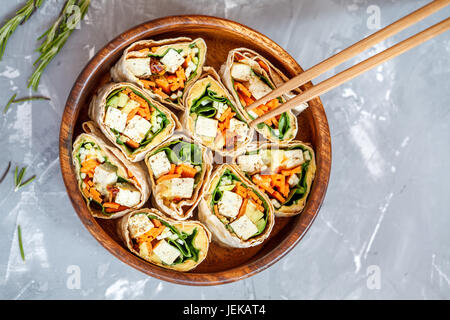 Vegano sano tofu tortilla avvolge con tofu e verdure, vista dall'alto. Amore per un sano cibo crudo concetto. Foto Stock