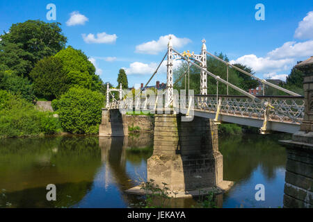 Victoria sospensione ponte innaugurato nel 1898 per pedestrains. Si attraversa il fiume Wye e link Mill Street con San Giorgio e campi da gioco Hereford REGNO UNITO Foto Stock