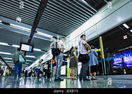 Pendolari alla stazione della metropolitana. 12 le linee della metropolitana e 287 stazioni, con una lunghezza del percorso di 439 km, mettendo a Shanghai il terzo più lungo nel mondo Foto Stock