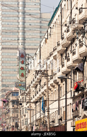 Gli edifici in una densa area del centro cittadino. Con una popolazione di oltre 24 milioni di Shanghai è la seconda città più popolosa della Cina. Foto Stock