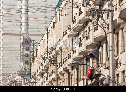 Gli edifici in una densa area del centro cittadino. Con una popolazione di oltre 24 milioni di Shanghai è la seconda città più popolosa della Cina. Foto Stock