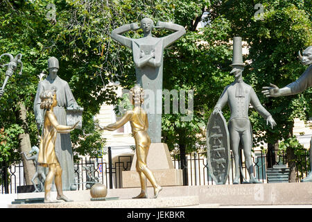 I bambini sono le vittime delle morse per adulti, una serie di sculture di Mihail Chemiakin in Piazza Bolotnaya, Balchug, Mosca, Russia Foto Stock