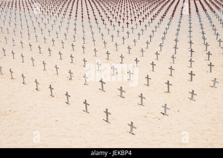 Arlington West Memorial sulla spiaggia di Santa Monica, California, Stati Uniti Foto Stock