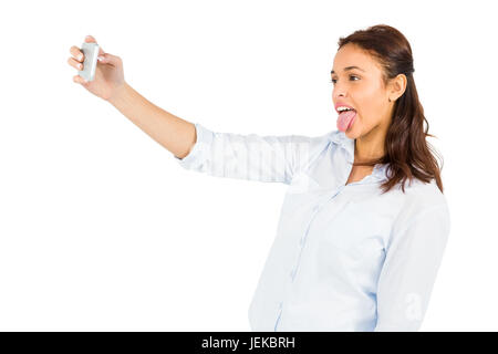 Donna informale facendo selfie divertenti Foto Stock