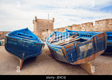 Blu barche da pesca, Essaouira porto di pesca, Marocco Foto Stock