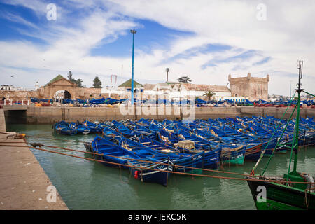 Blu barche da pesca, Essaouira porto di pesca, Marocco Foto Stock