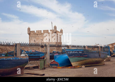 Blu barche da pesca, Essaouira porto di pesca, Marocco Foto Stock