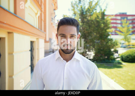 Casual giovane uomo in posa ritratto all'aperto Foto Stock