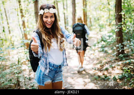 Bella giovane donna di trascorrere del tempo in natura ad esplorare e escursionismo Foto Stock
