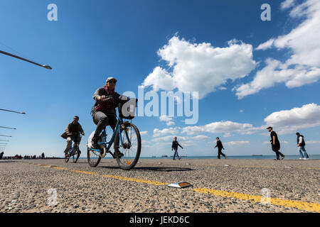 Salonicco, Grecia - Aprile 9, 2017: le persone godono di una passeggiata sul nuovo parco e il lungomare della città di Salonicco durante il giorno Foto Stock