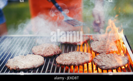 Foto di sei deliziose grigliate di hamburger sul barbecue Foto Stock