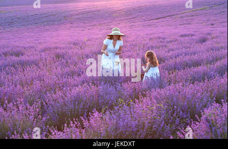 Madre e figlia in piedi in un campo di lavanda, Bulgaria Foto Stock