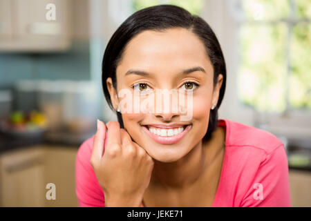 Ritratto di sorridente brunette in cucina Foto Stock